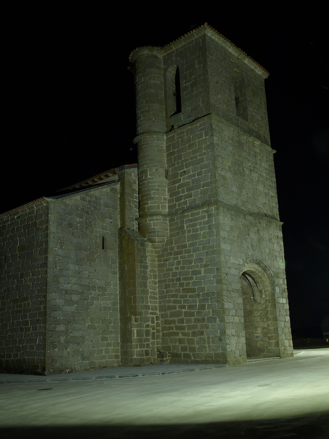 Iglesia al anochecer en Fuenterroble de Salvatierra